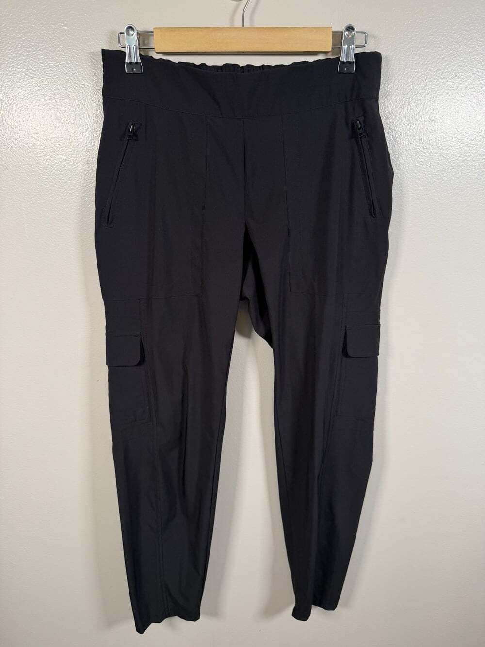 Athleta Chelsea Cargo Pant Size 6 Black Lightweight Zip Pockets Travel Active